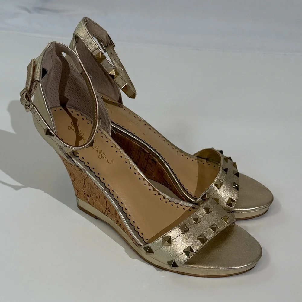 Lilly Pulitzer Sydney Wedge Heel Sandal Size 9.5. Gold Studded Metallic EUC
